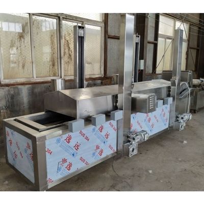 Automatische kontinuierliche Kartoffelchips-Freitmaschine für Lebensmittelgeschäfte Größe 2500*1000*2400